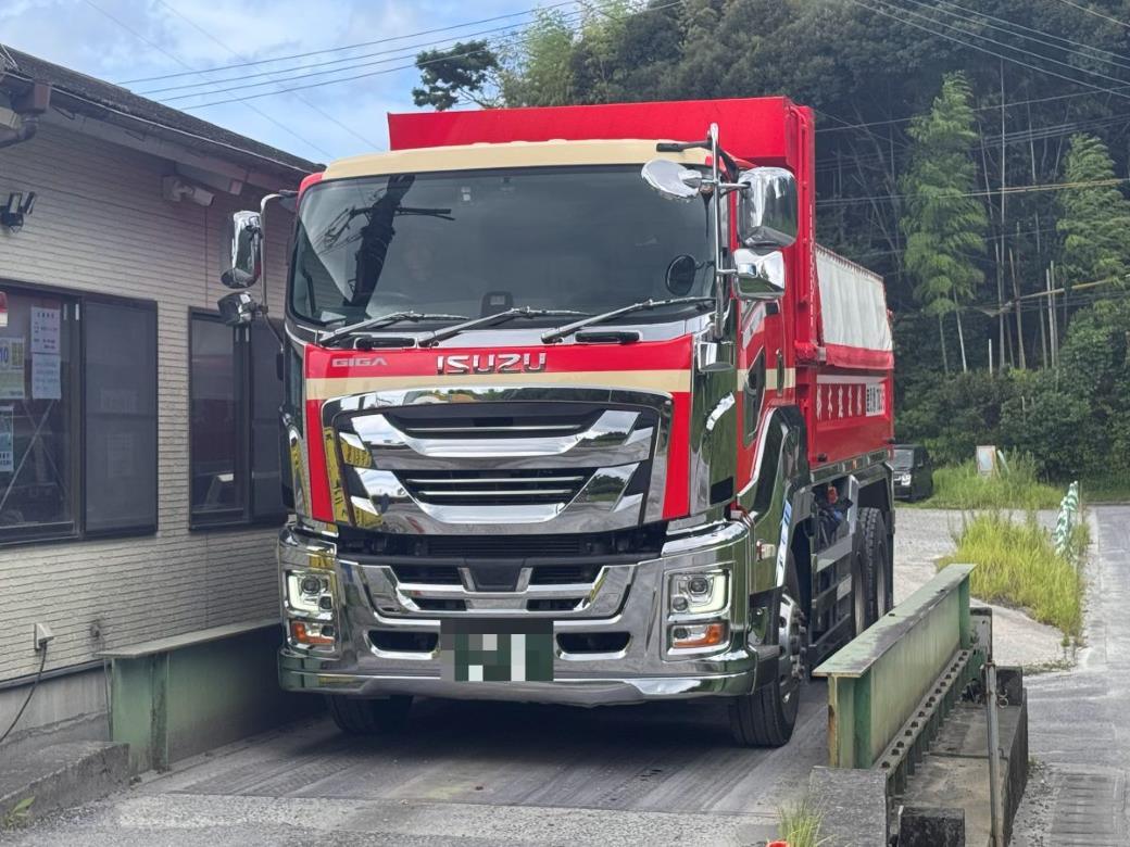 トラックスケールで計量中のダンプトラック