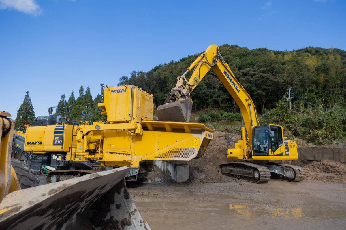 春山処分場で建設汚泥を処理する重機