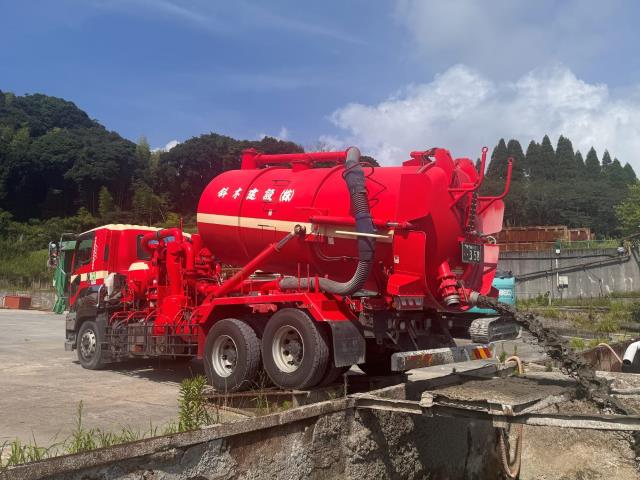 バキューム車から汚泥を荷卸ししているところ